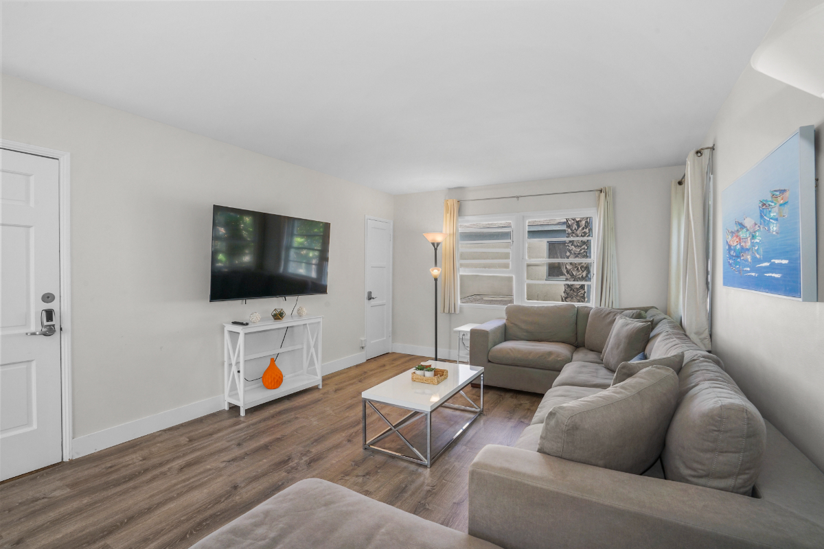 Pacific Beach 2 bedroom Condo 1-1/2 blocks to the water - dedicated parking available - Fast WiFi - Photo 2