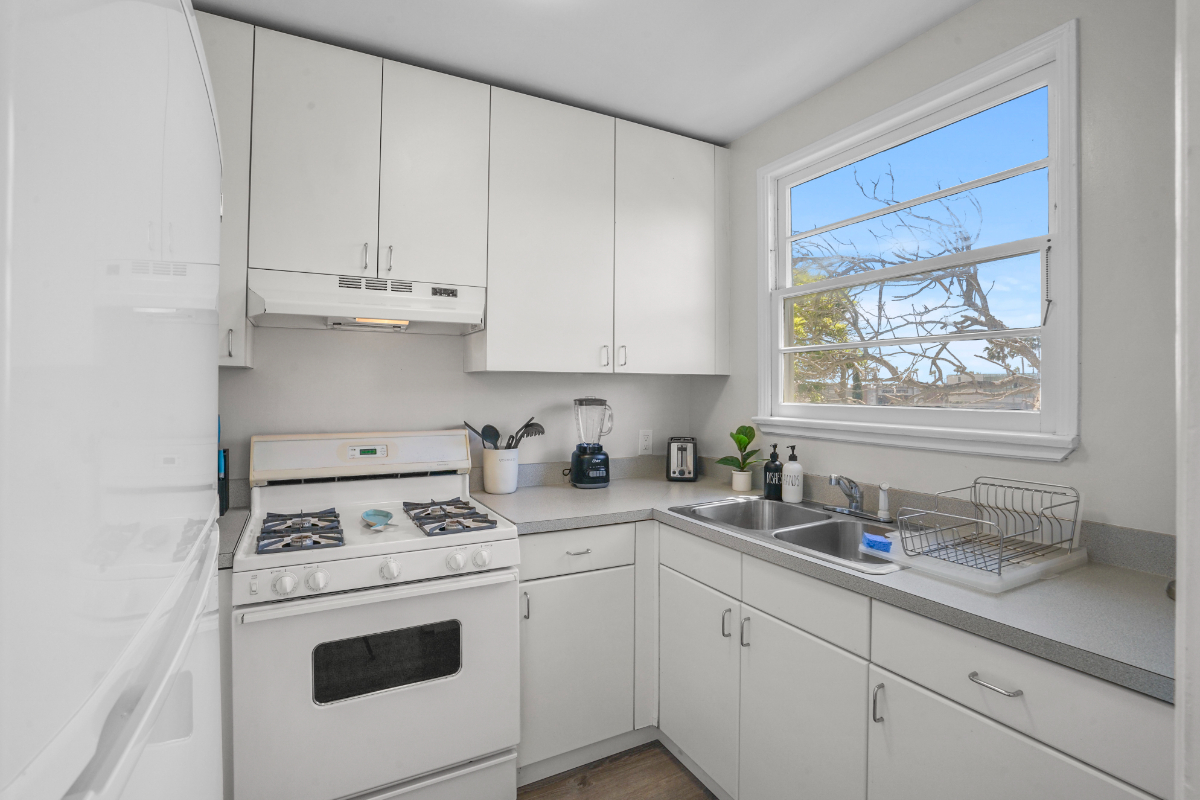 Pacific Beach 2 bedroom Condo 1-1/2 blocks to the water - dedicated parking available - Fast WiFi - Photo 5