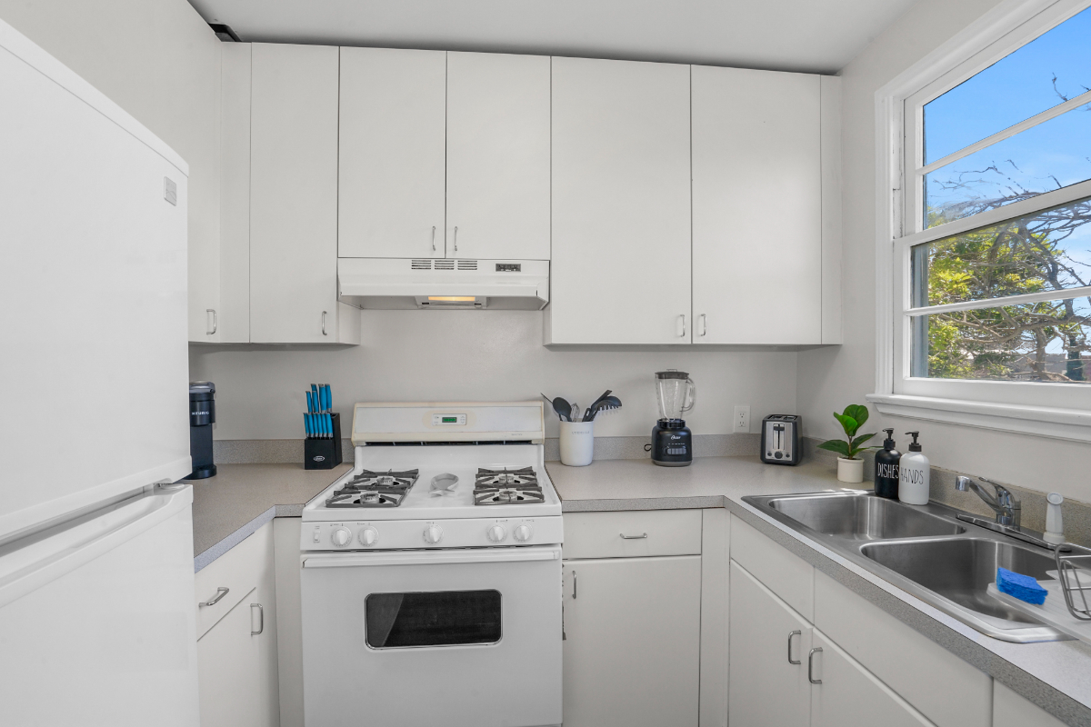 Pacific Beach 2 bedroom Condo 1-1/2 blocks to the water - dedicated parking available - Fast WiFi - Photo 6