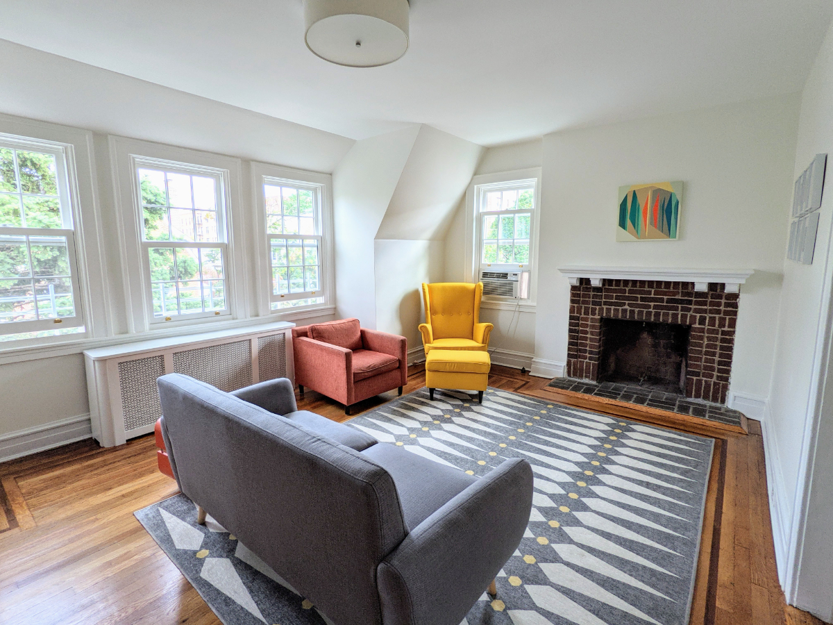 The Treehouse - Stylish Light-Filled 2 Bedroom/1 bath in Jackson Heights, 15 min walk to Elmhurst H - Photo 1