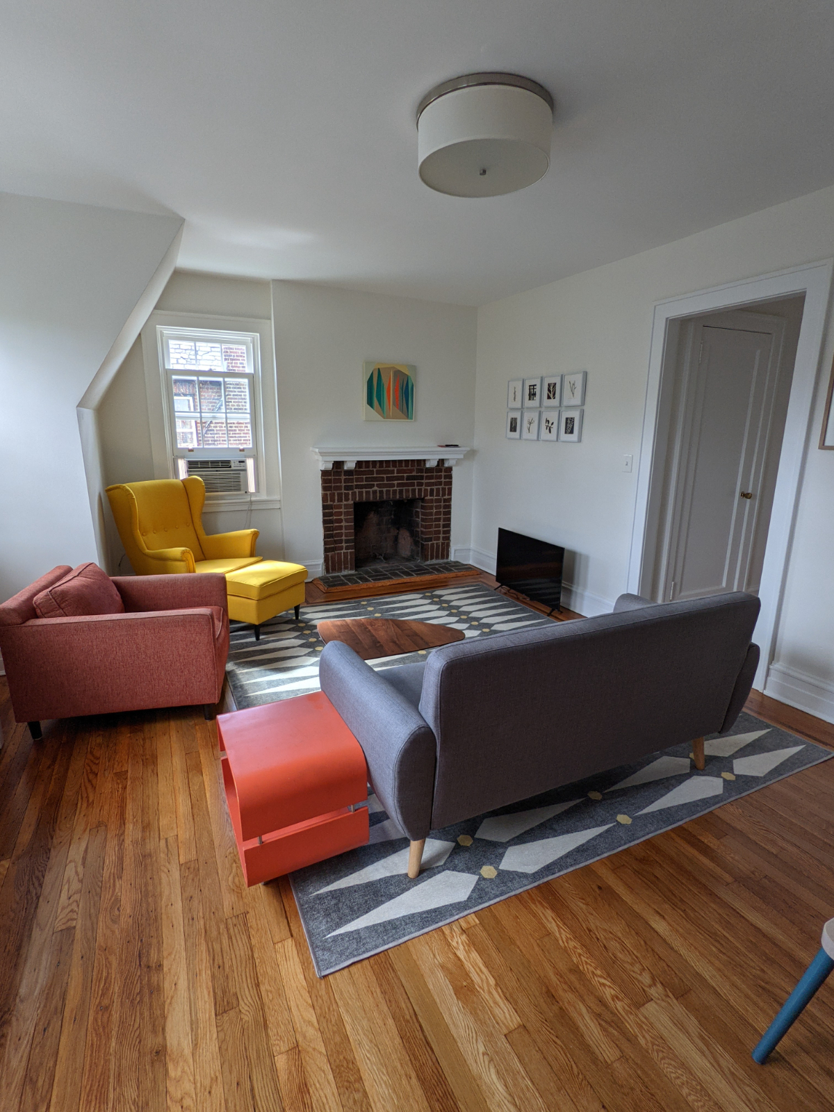The Treehouse - Stylish Light-Filled 2 Bedroom/1 bath in Jackson Heights, 15 min walk to Elmhurst H - Photo 2