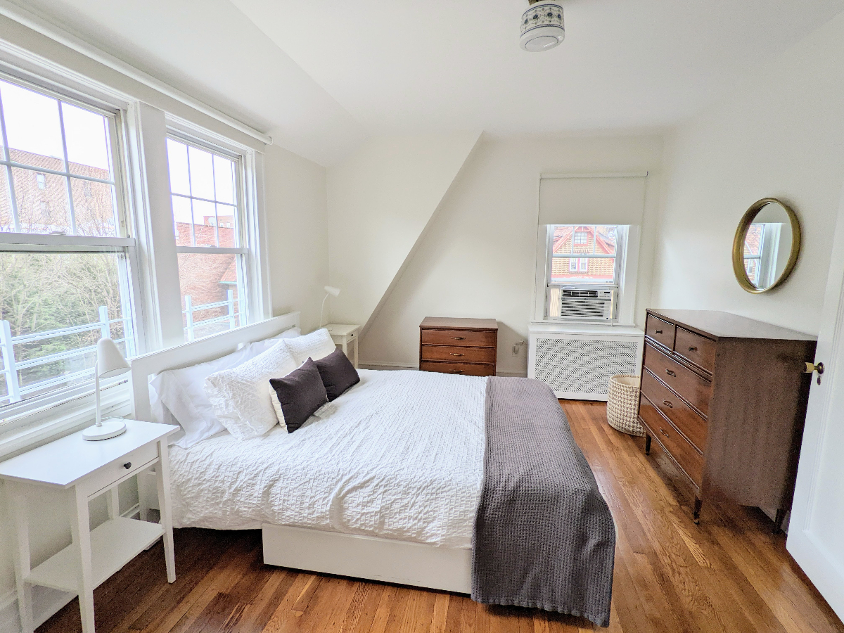 The Treehouse - Stylish Light-Filled 2 Bedroom/1 bath in Jackson Heights, 15 min walk to Elmhurst H - Photo 5