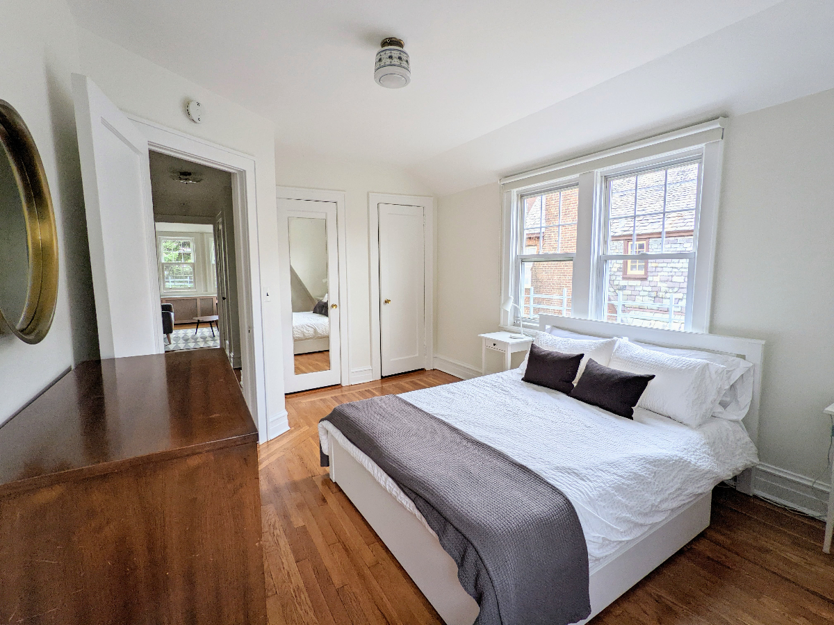The Treehouse - Stylish Light-Filled 2 Bedroom/1 bath in Jackson Heights,  15 min walk to Elmhurst H - Photo 6