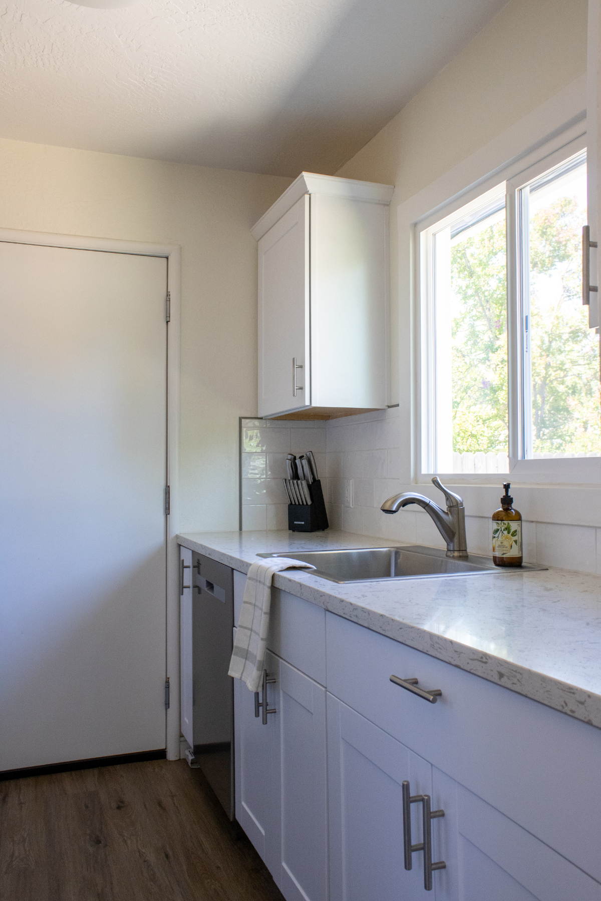 Beautifully Renovated 1 Bedroom Modern Farmhouse Retreat ideal for Traveling Nurses and UC Davis Vet Students - Photo 3