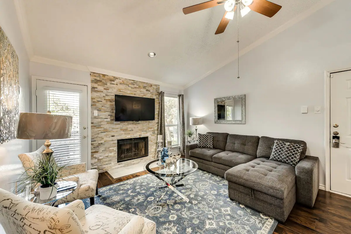 Modern Lux 2BD Pool HWY161/183 I22 (823344)