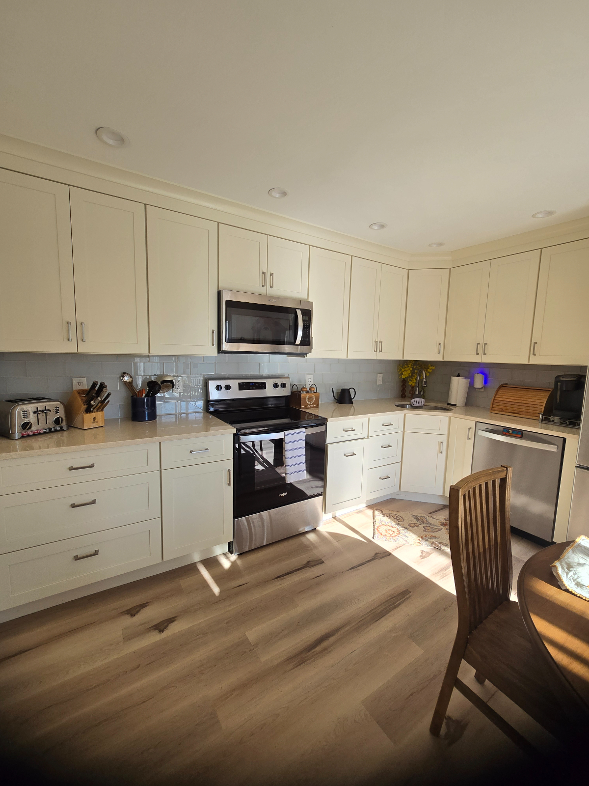 Newly Renovated 1 Bedroom. Great location between Ferries and Main Street, walking distance to Hosp - Photo 5