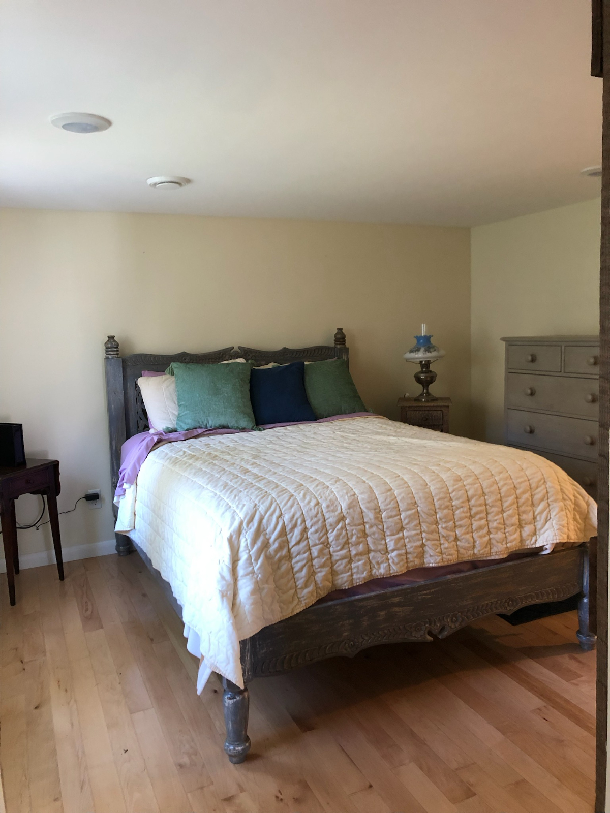Two bedroom and one bath. newly renovated. Cozy and homey. - Photo 1
