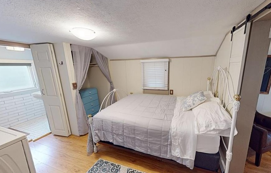 Cozy Cottage Near Downtown and Medical Facilities - Photo 6