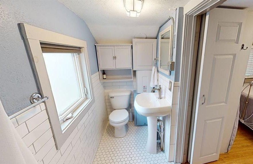 Cozy Cottage Near Downtown and Medical Facilities - Photo 9
