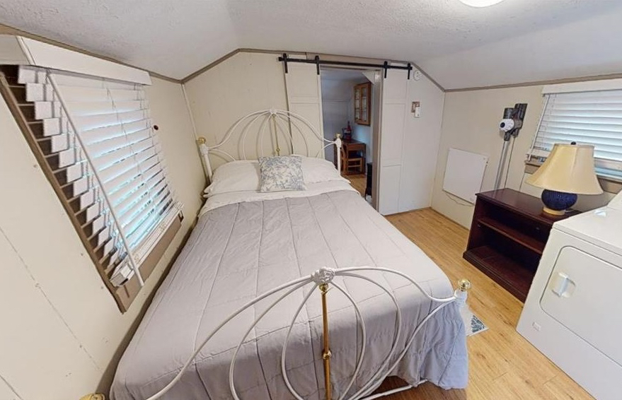 Cozy Cottage Near Downtown and Medical Facilities - Photo 10