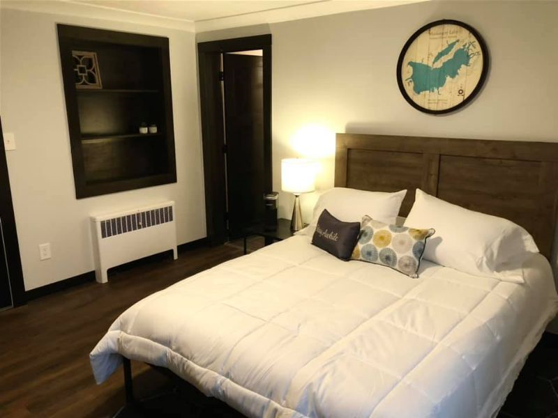 Modern and Private Ground Floor Queen near Downtow