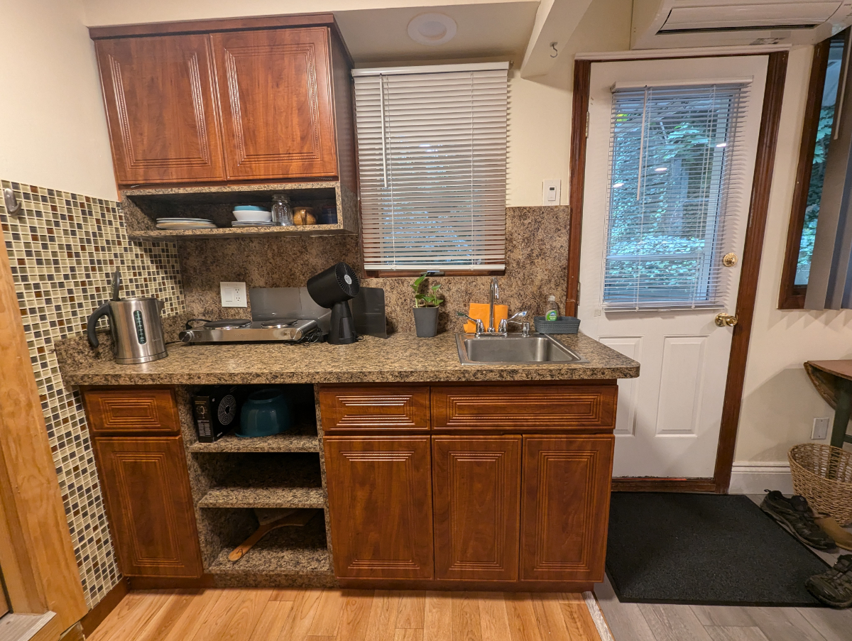Spacious studio apartment walk to Huntington Village and hospital - Photo 4