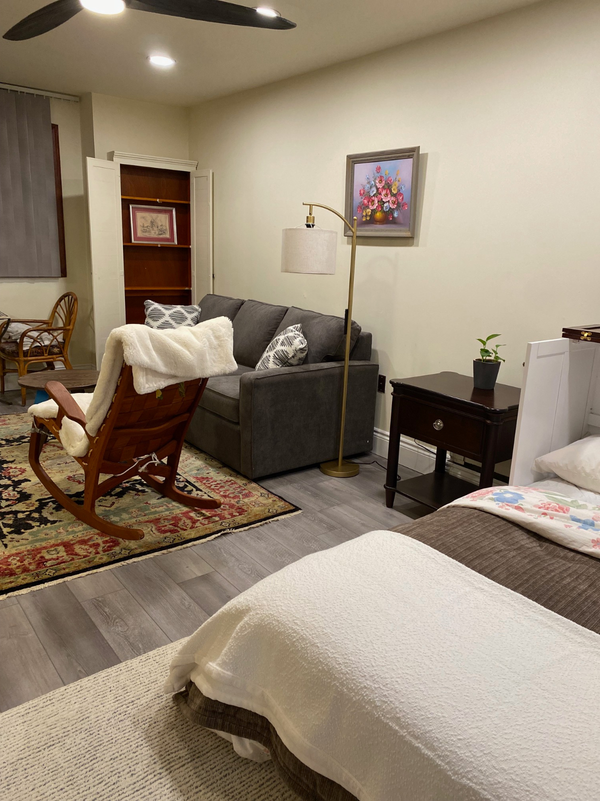 Spacious studio apartment walk to Huntington Village and hospital - Photo 3