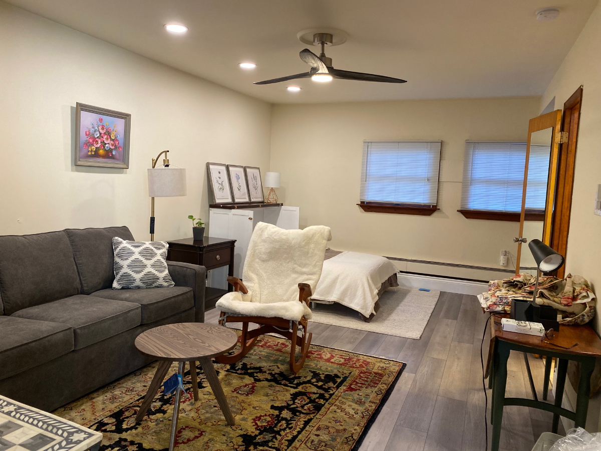 Spacious studio apartment walk to Huntington Village and hospital - Photo 1