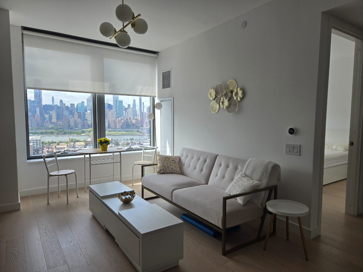 Gorgeous views, new finishes, luxury building w/ pool/sauna/hot tub/gym - Photo 2