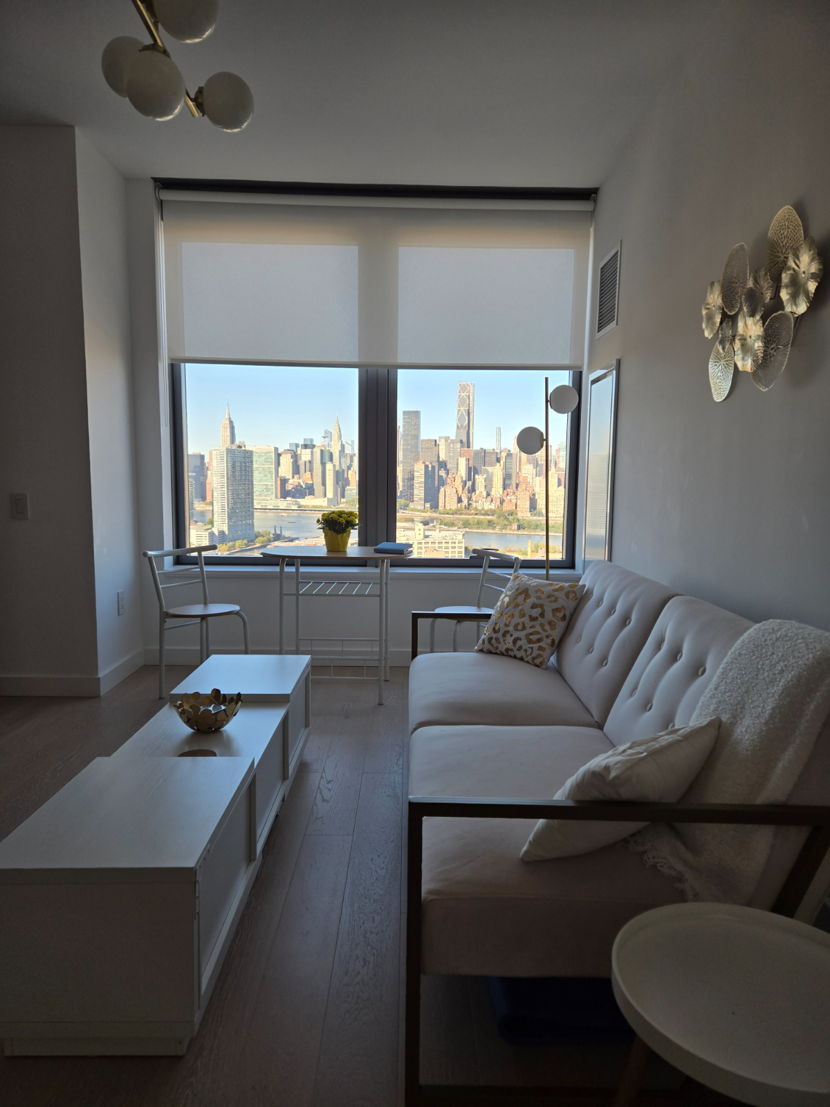 Gorgeous views, new finishes, luxury building w/ pool/sauna/hot tub/gym - Photo 3