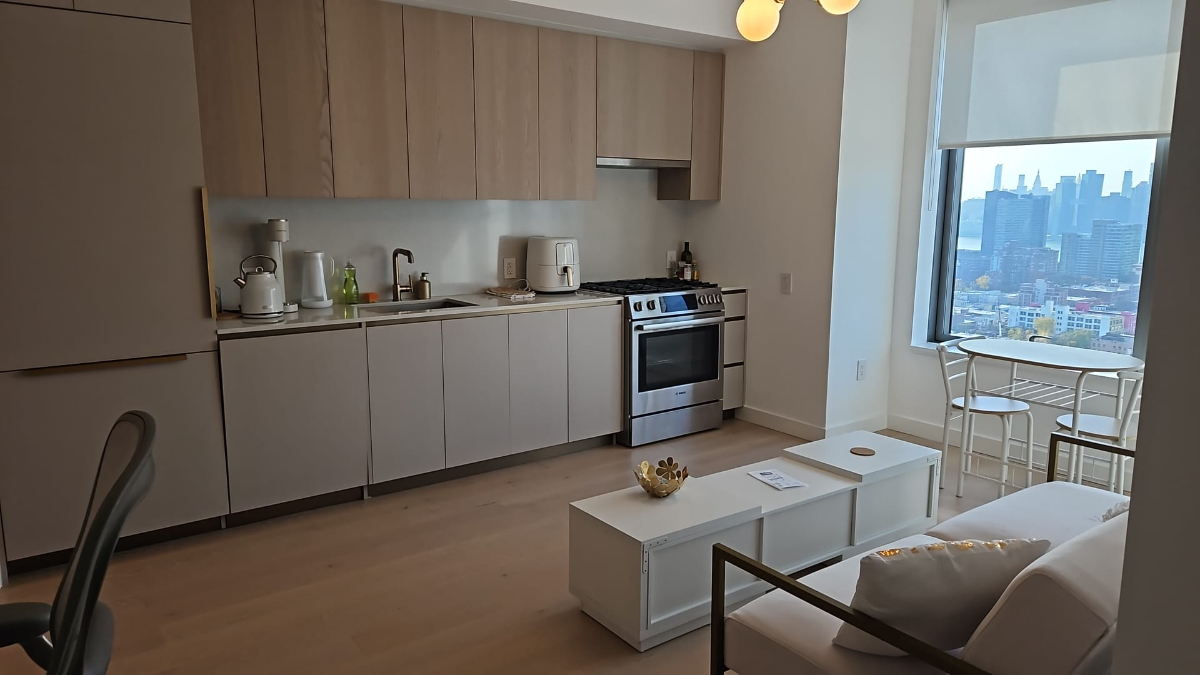Gorgeous views, new finishes, luxury building w/ pool/sauna/hot tub/gym - Photo 4