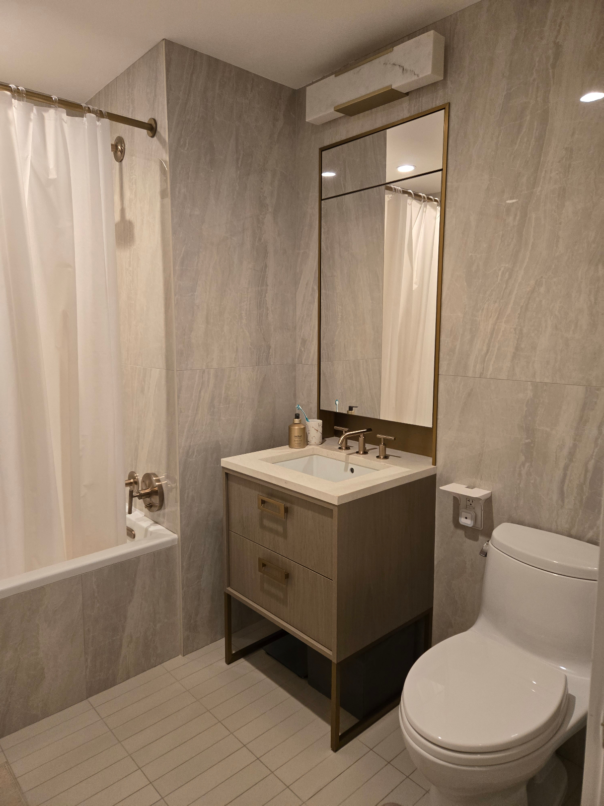 Gorgeous views, new finishes, luxury building w/ pool/sauna/hot tub/gym - Photo 6