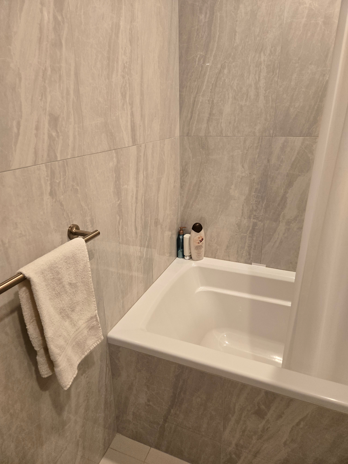 Gorgeous views, new finishes, luxury building w/ pool/sauna/hot tub/gym - Photo 7