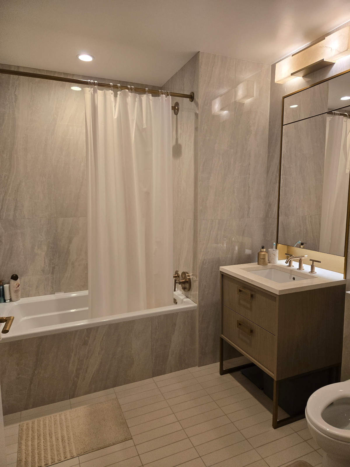 Gorgeous views, new finishes, luxury building w/ pool/sauna/hot tub/gym - Photo 5