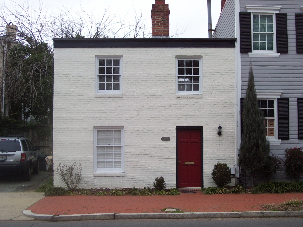Street Front Carriage House - Photo 1