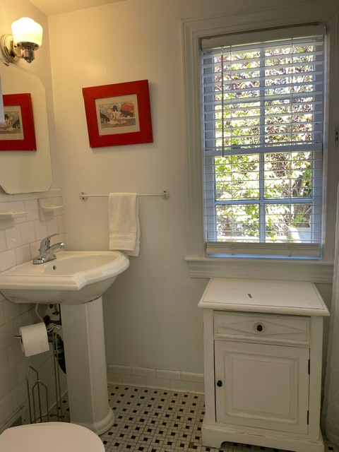 Street Front Carriage House - Photo 11