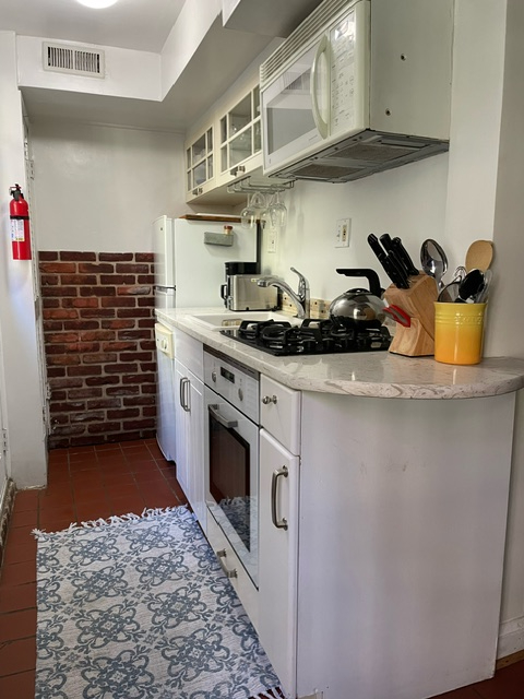 Street Front Carriage House - Photo 6
