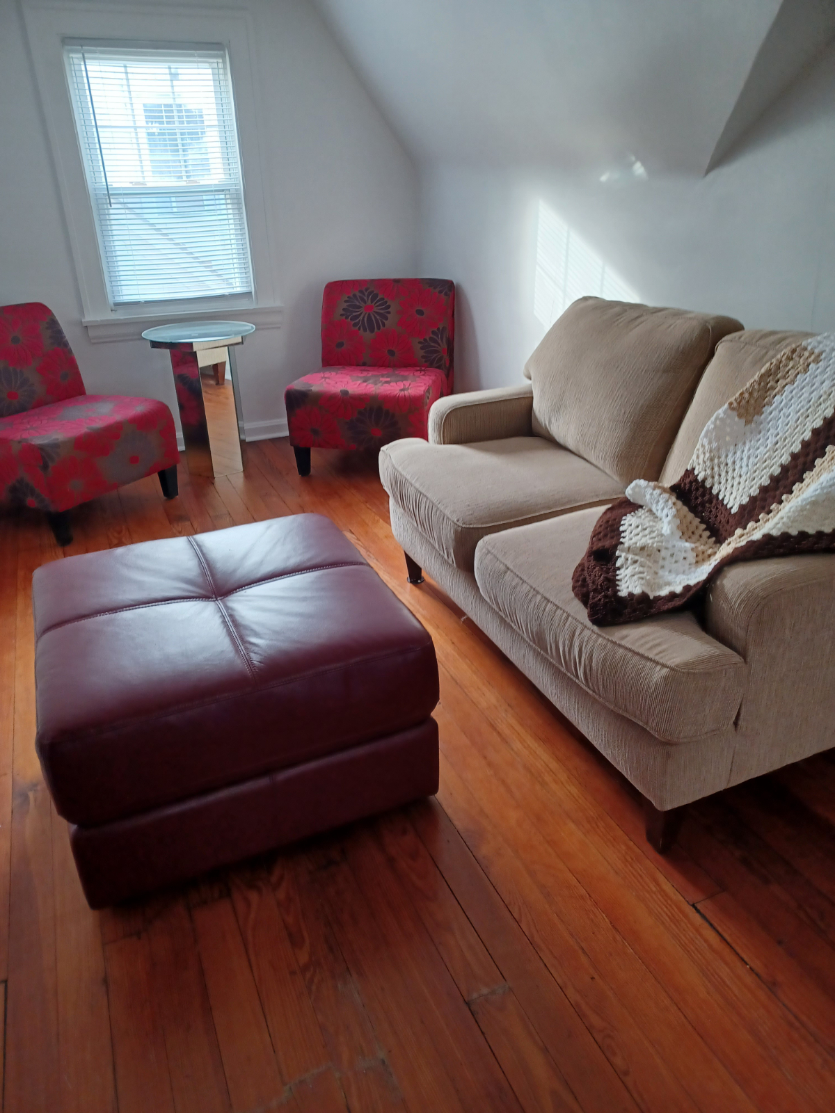 Quiet,Clean Furnished Studio w/ washer & dryer - Photo 3