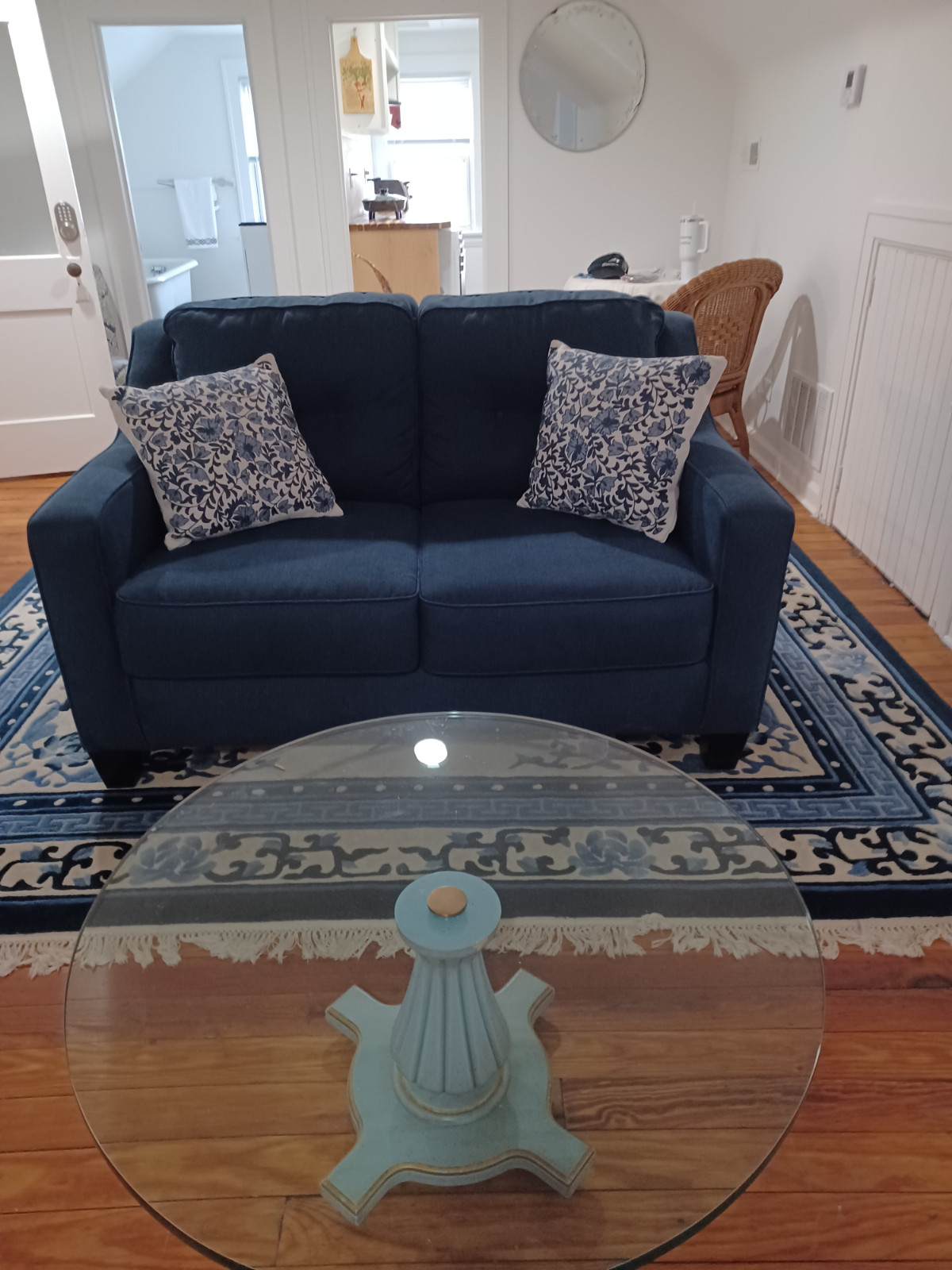 Quiet,Clean Furnished Studio w/ washer & dryer - Photo 2
