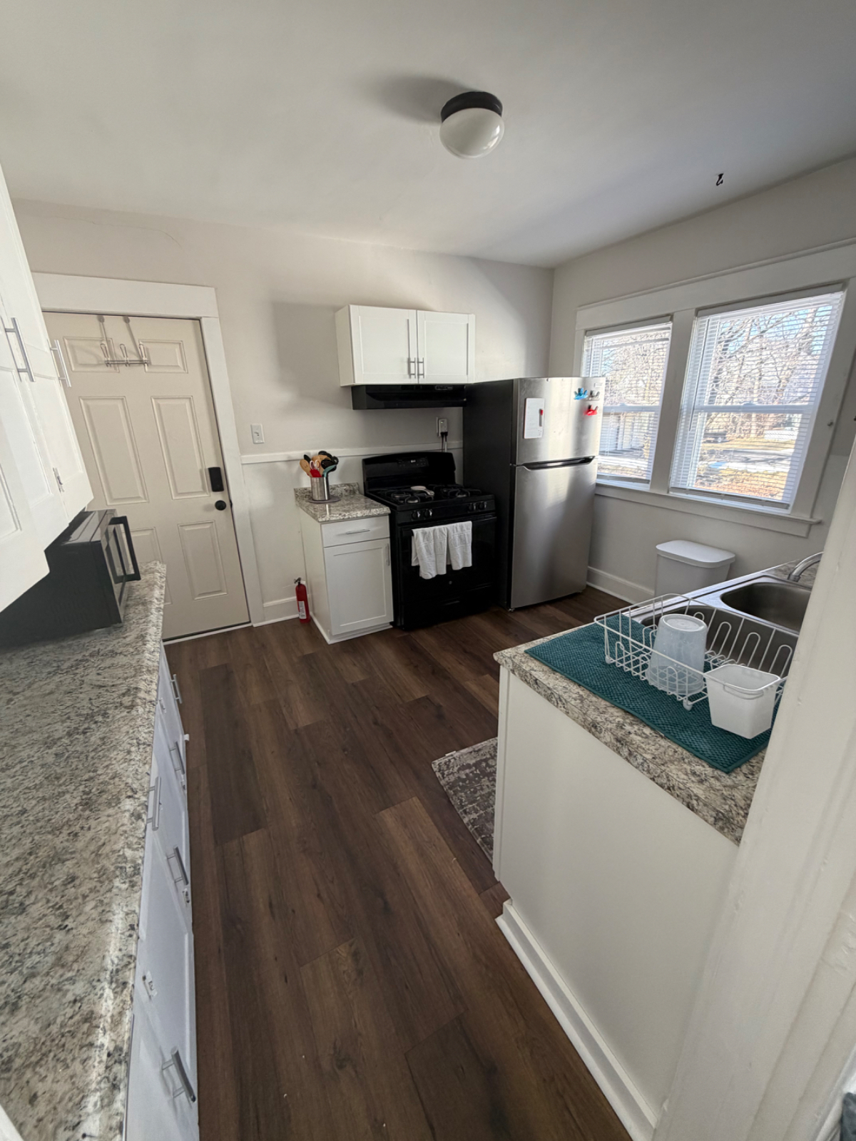 Convenient and safe West Side apartment - Photo 11