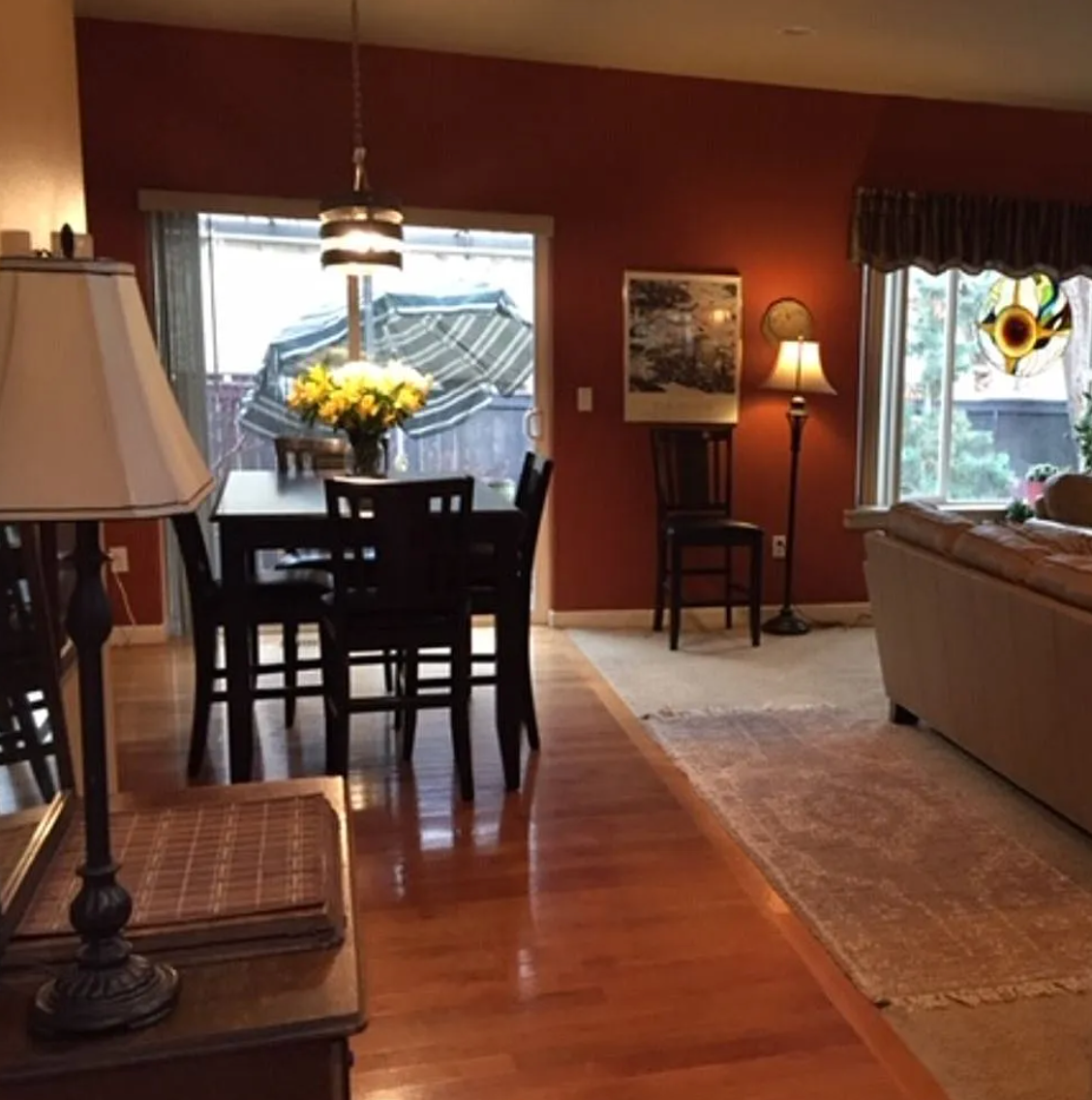 Comfortable, spacious home, fenced yard - Photo 2
