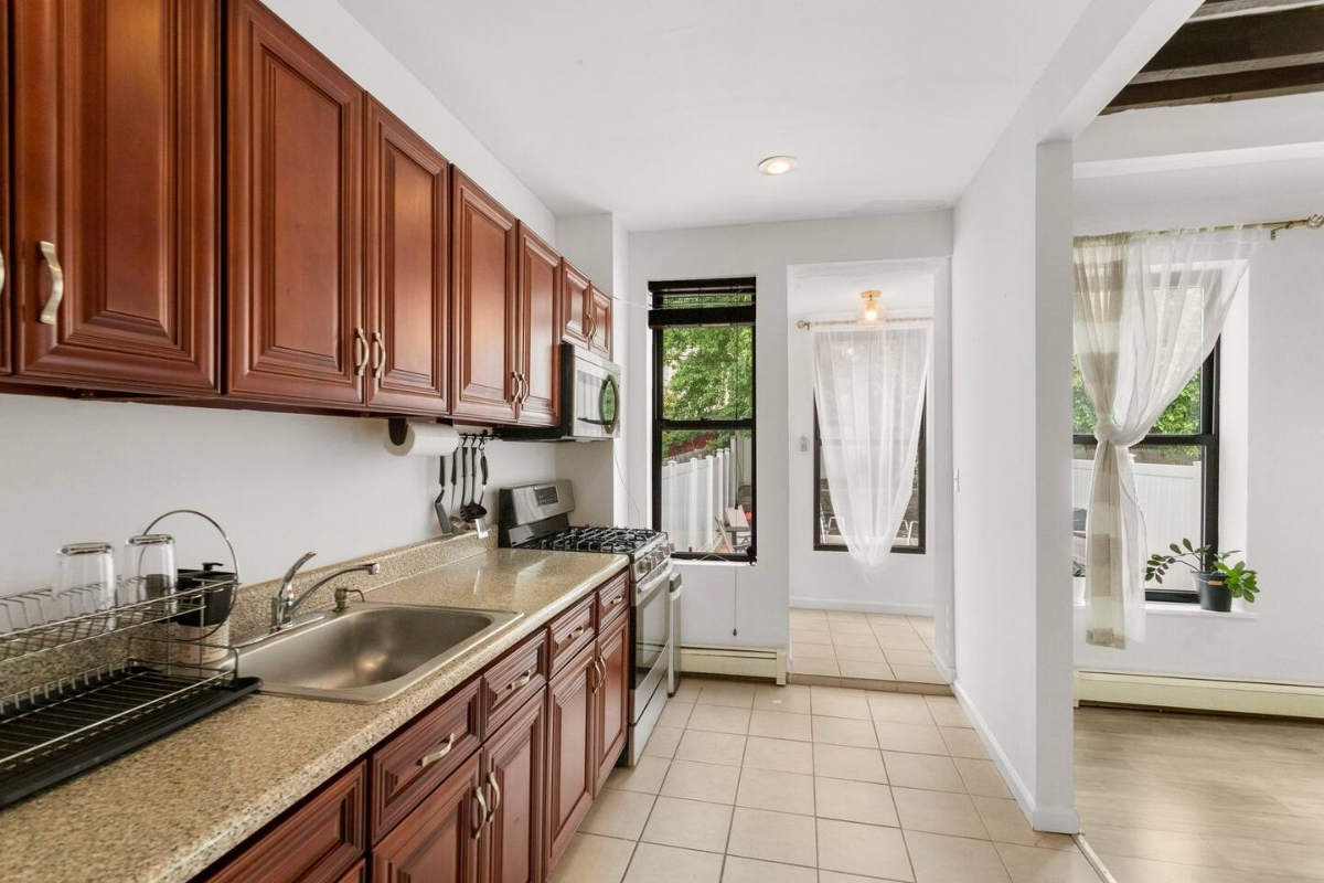 Garden Duplex Townhouse, 25min to Manhattan - Photo 11