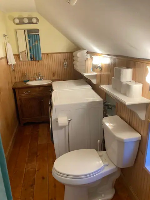 Cozy Duplex w/Hot Tub, W/D, Off Street Parking Apt B - Photo 4