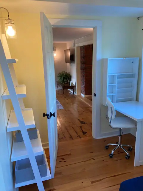 Cozy Duplex w/Hot Tub, W/D, Off Street Parking Apt B - Photo 7