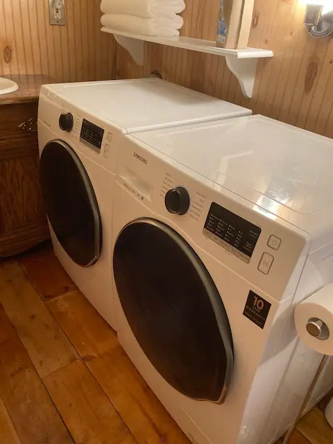 Cozy Duplex w/Hot Tub, W/D, Off Street Parking Apt B - Photo 9