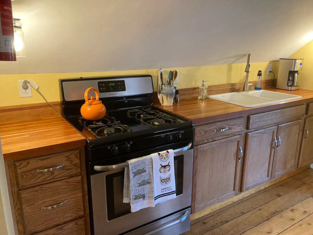 Cozy Duplex w/Hot Tub, W/D, Off Street Parking Apt B - Photo 11