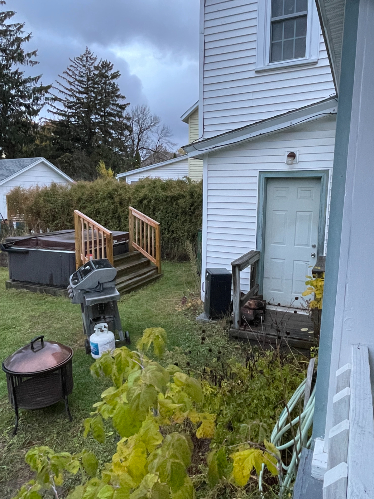 Cozy Duplex w/Hot Tub, W/D, Off Street Parking Apt B - Photo 6