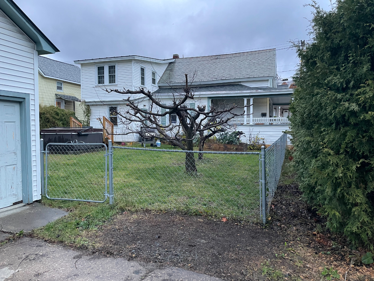 Cozy Duplex w/Hot Tub, W/D, Off Street Parking Apt B - Photo 9