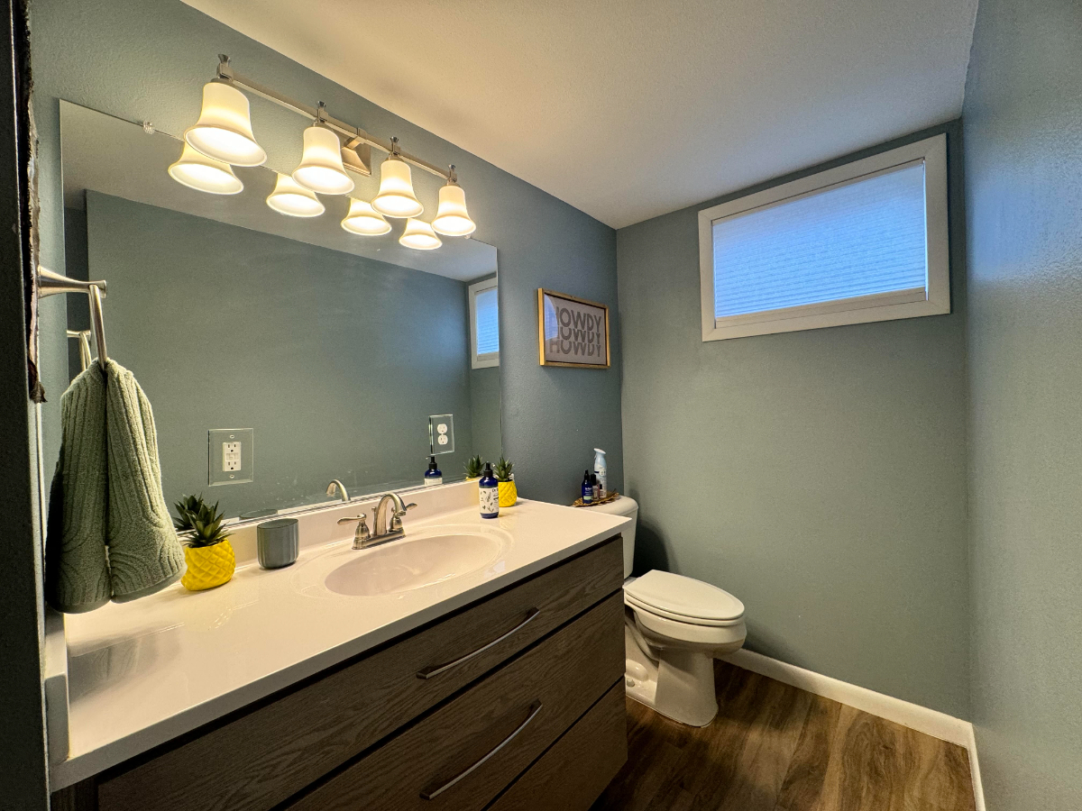 1400 Sq Ft Furnished Basement- Shared Kitchen and Laundry - Photo 2