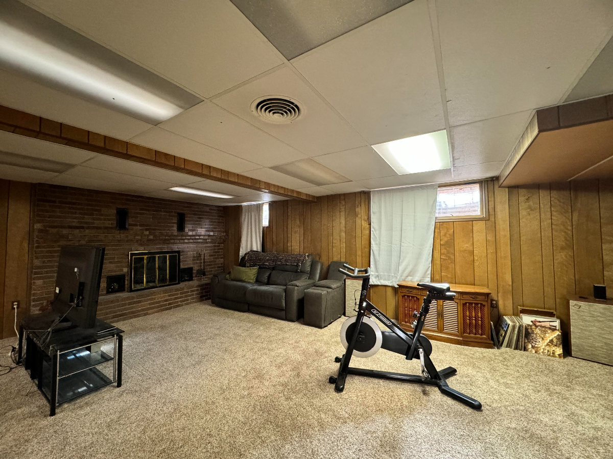 1400 Sq Ft Furnished Basement- Shared Kitchen and Laundry - Photo 3