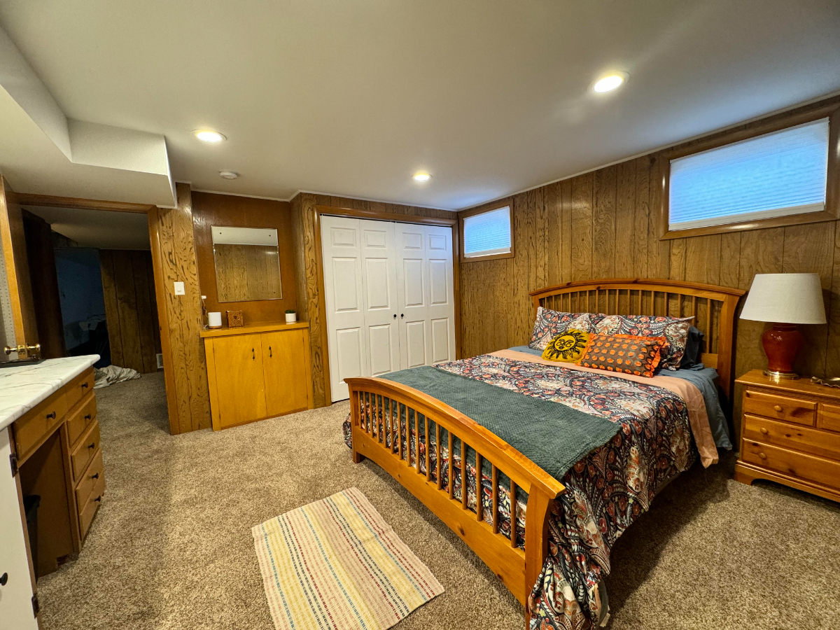 1400 Sq Ft Furnished Basement- Shared Kitchen and Laundry - Photo 5