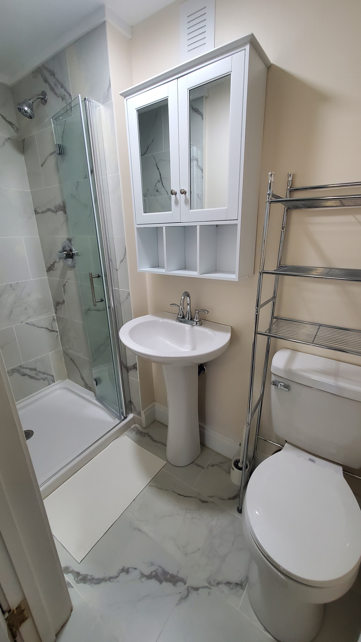 Raleigh St house with a private bathroom. - Photo 6