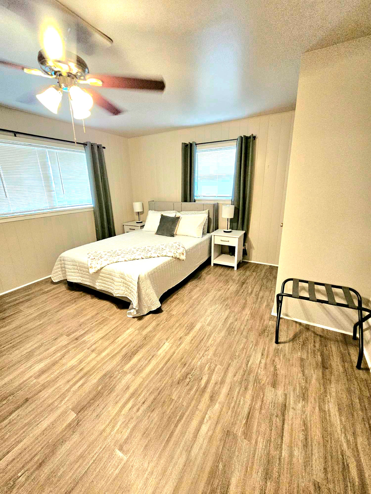 The Urban Haus 36 - Modern 4BR/2BA/2-Car Garage Near Hospitals & TTU - Photo 11