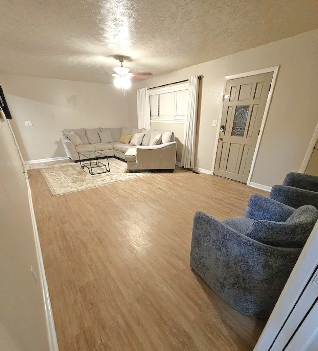 The Urban Haus 36 - Modern 4BR/2BA/2-Car Garage Near Hospitals & TTU - Photo 3