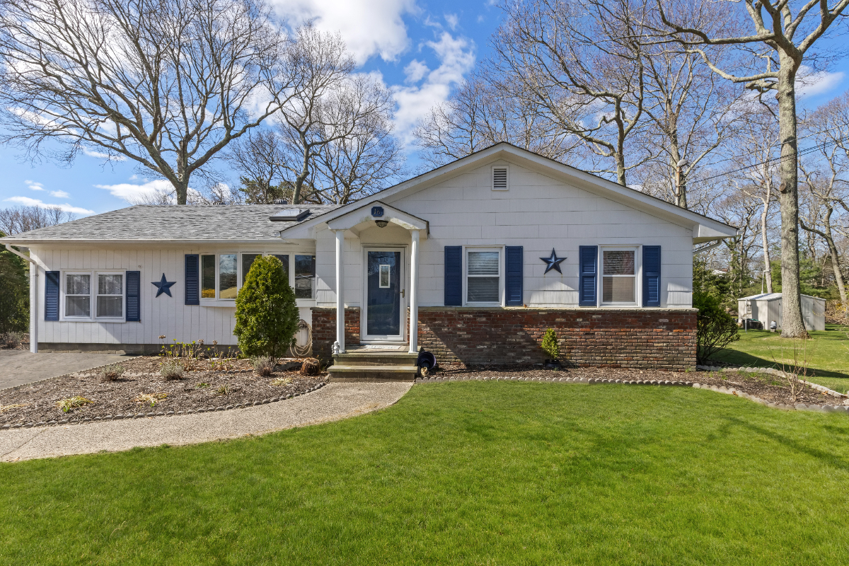 Poppy's Hampton House | 3BR + Bonus | Near Beach - Photo 1