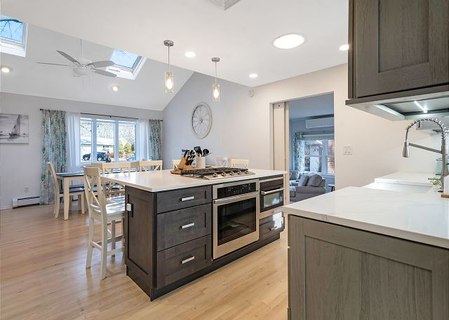 Poppy's Hampton House | 3BR + Bonus | Near Beach - Photo 4