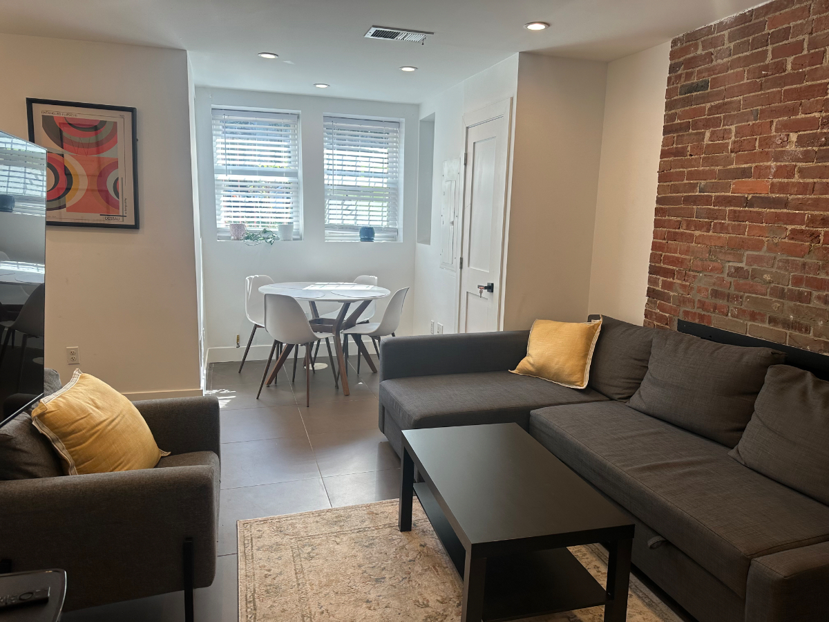 Bloomingdale - Charming One Bedroom EB Rental - Photo 1