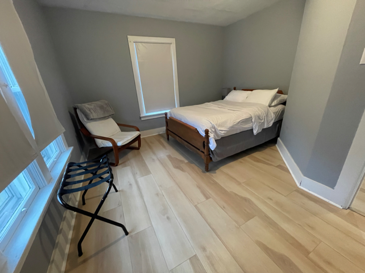 Entire Single Family Home - Bright & Cheery 3 bedroom home w/ WiFi & laundry. - Photo 2