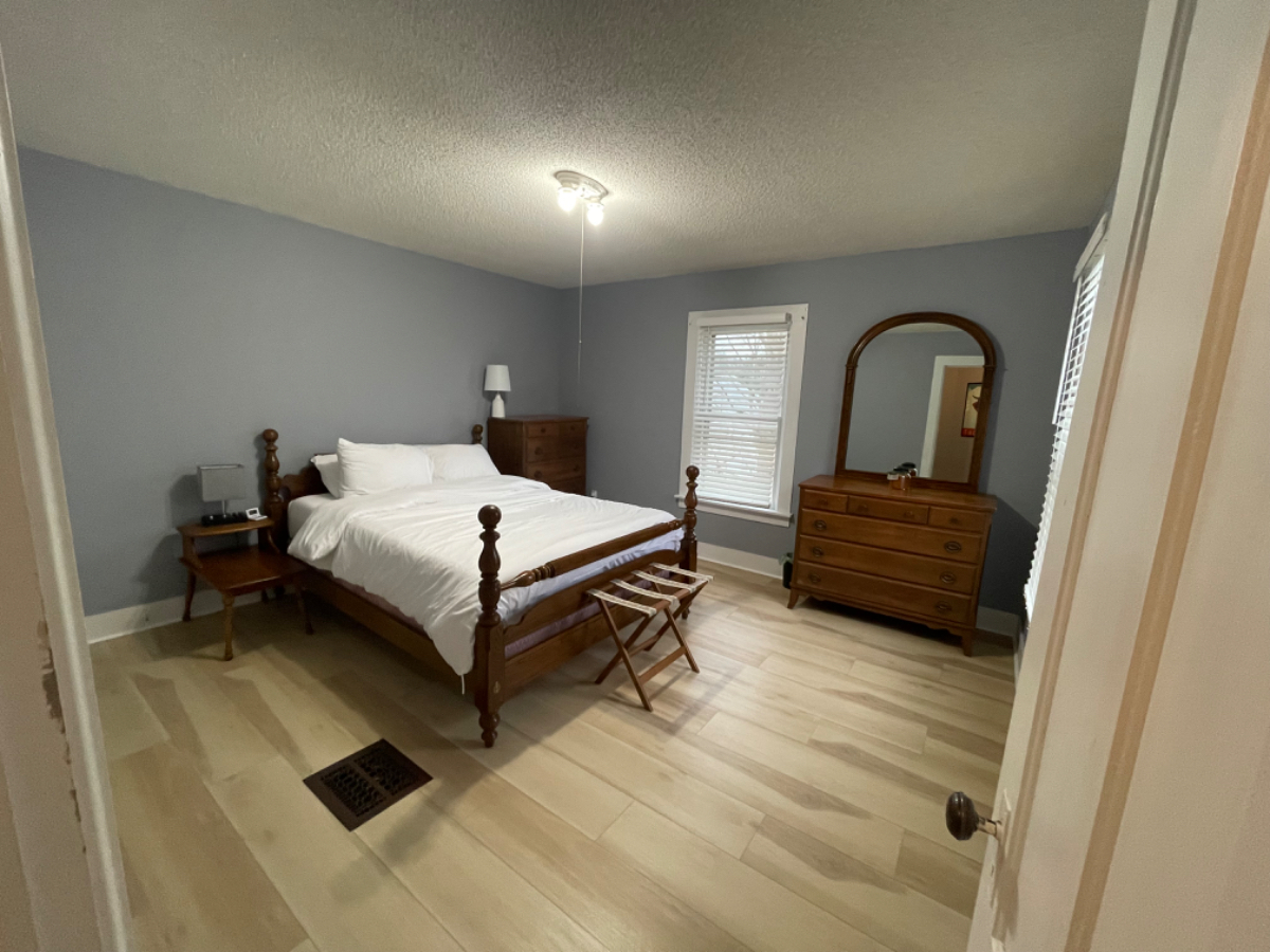 Entire Single Family Home - Bright & Cheery 3 bedroom home w/ WiFi & laundry. - Photo 3