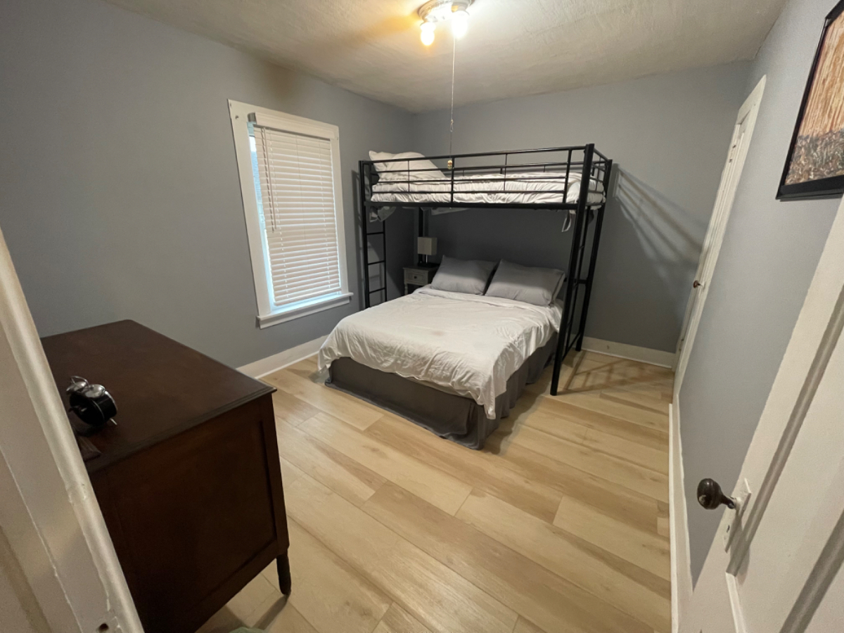 Entire Single Family Home - Bright & Cheery 3 bedroom home w/ WiFi & laundry. - Photo 5